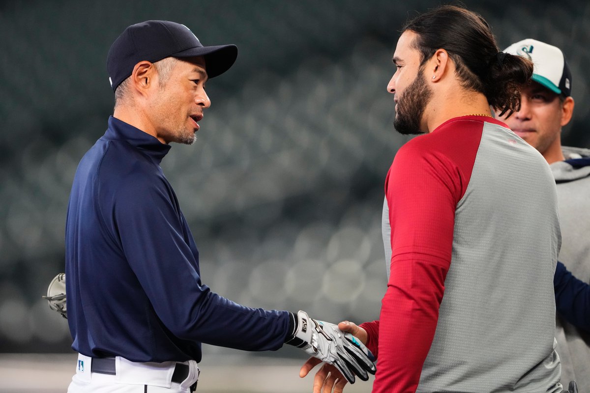 'Ichi!!!' Former #Mariners player and current Arizona Diamondbacks third baseman Eugenio Suárez yelled over to Ichiro to say hi earlier today. (AP/Lindsey Wasson)