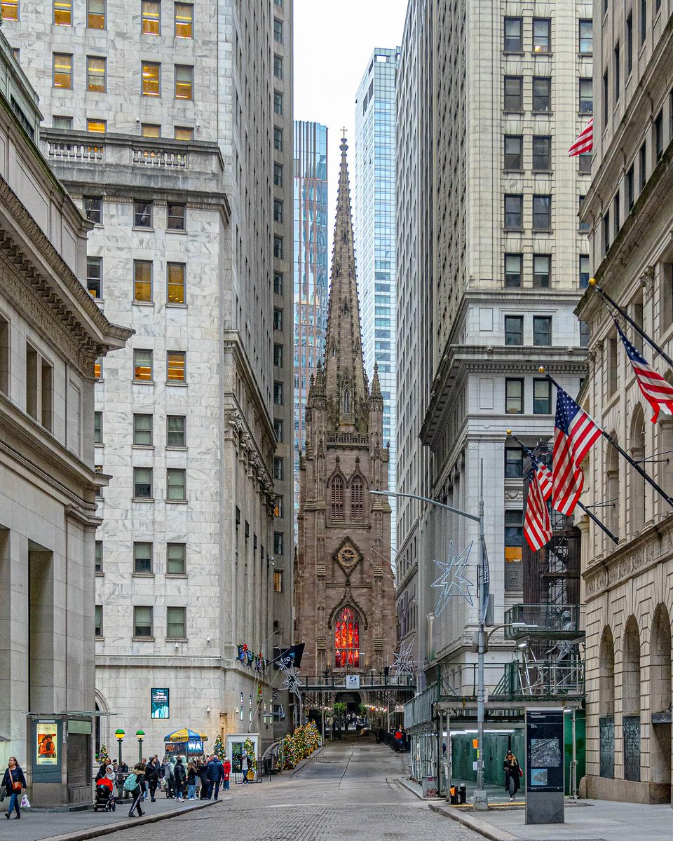 The church at the foot of Wall Street.
.
.
.
➢ Credit 👉🏆📸 @mingomatic
.
.
#conexaoamerica
#mysecretnyc #nycityworld #wallstreet #newyorkcity #newyork_world #nycprimeshot #downtownnyc #church #nyclife #cathedral #nycarchitecture #manhattan #dronestagram #newyork_instagram