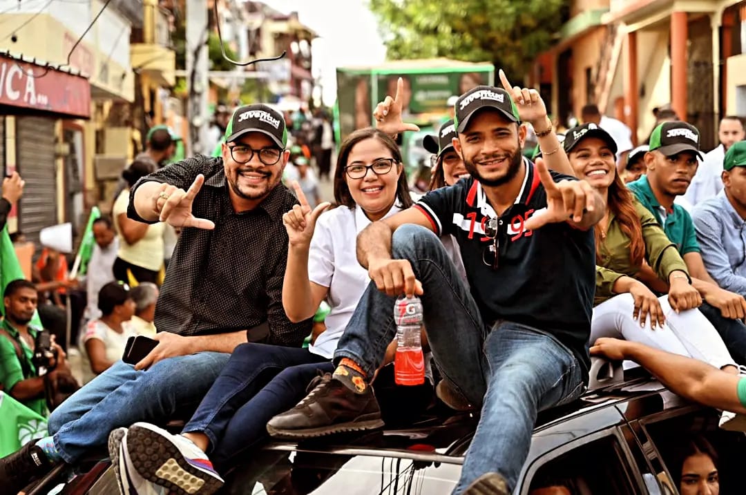Hoy vestimos de verde las calles de San Cristóbal, en apoyo al próximo presidente Leonel Fernández, el candidato a Senador Elvis Rosario y nuestros candidatos a Diputados. #CaravanaFP #LeonelFernández #FuerzaDelPueblo #Vota3 #VolvamosPaLante