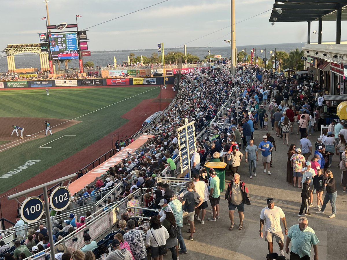 An SRO Saturday night @BlueWahoosBBall. @quint_studer