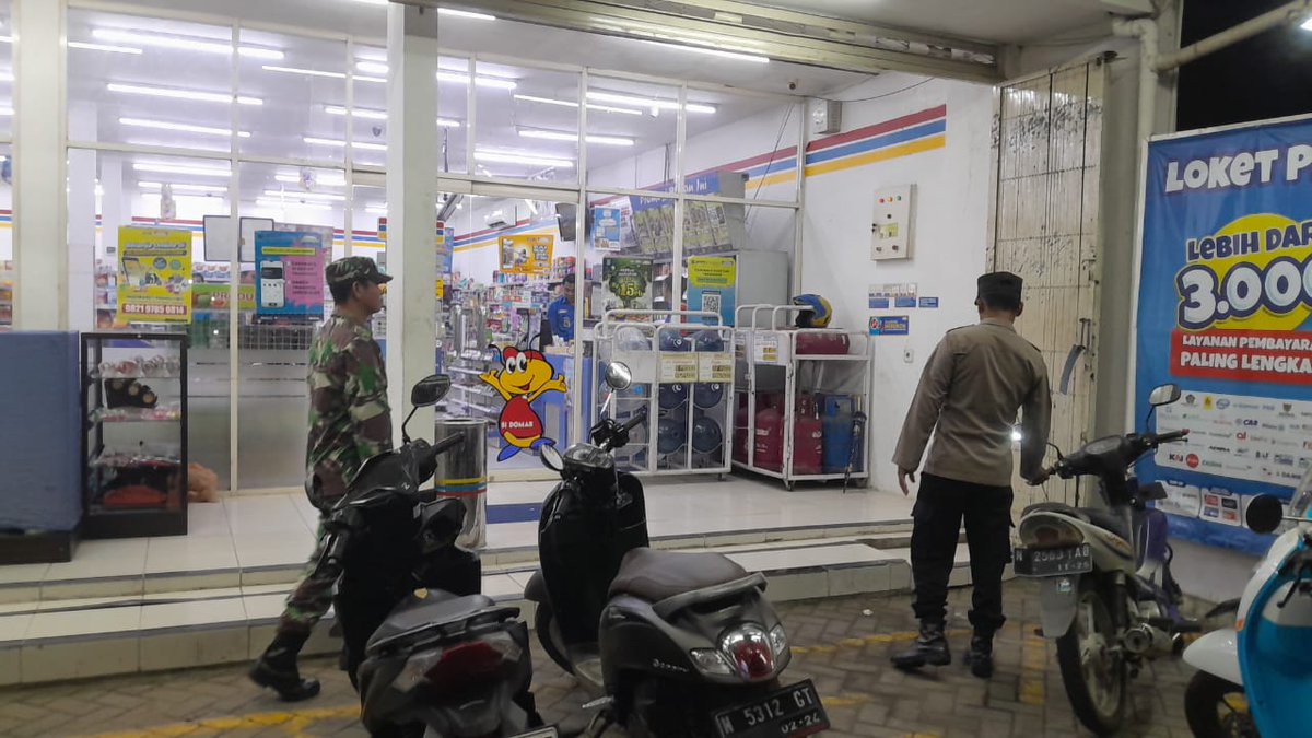 Pada hari Minggu 28 April 2024, anggota Polsek Pronojiwo Polres Lumajang Polda Jatim melaksanakan kegiatan patrol kewilayahan dengan sasaran SPBU, Pertokoan, Rumah ATM dan tempat tempat pariwisata.
Patroli kewilayahan di laksanakan untuk menciptakan situasi yang aman dan kondusif