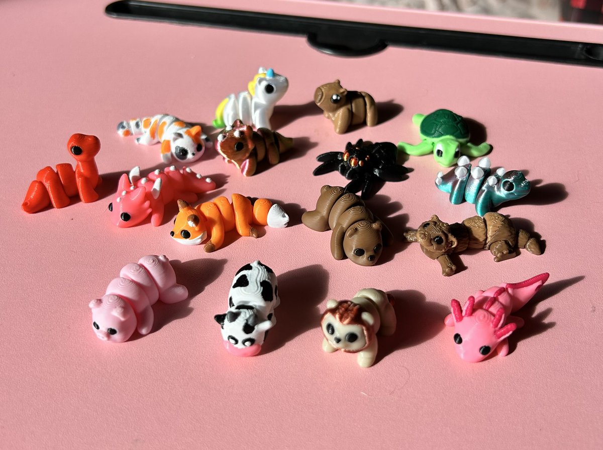 3D printed mini animal fidgets to hand out at festivals 🥰 Which one would you pick? 🤭