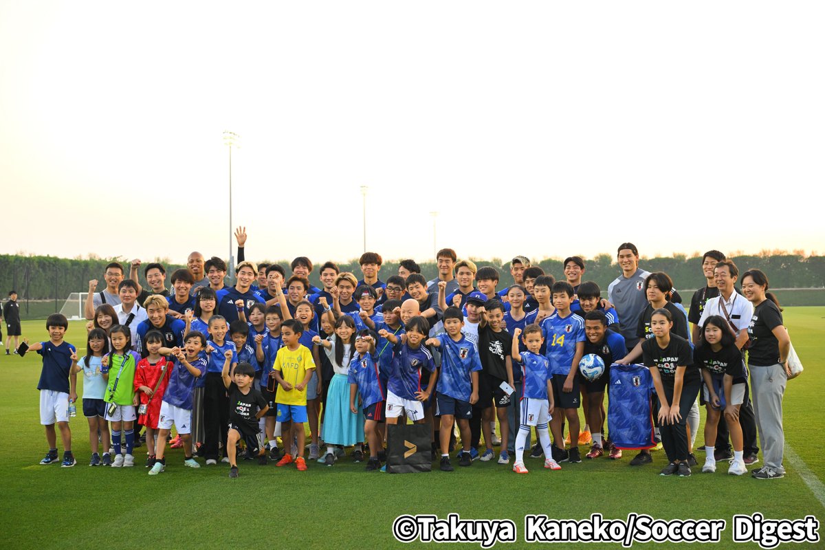 📸フォトギャラリー📸
U-23日本代表戦士も子どもたちも笑顔！現地カタールの日本人学校生徒と練習前後で交流！

👉soccerdigestweb.com/topics_detail9…

#サカダイ #サカダイフォト
#AFCU23 #U23日本代表