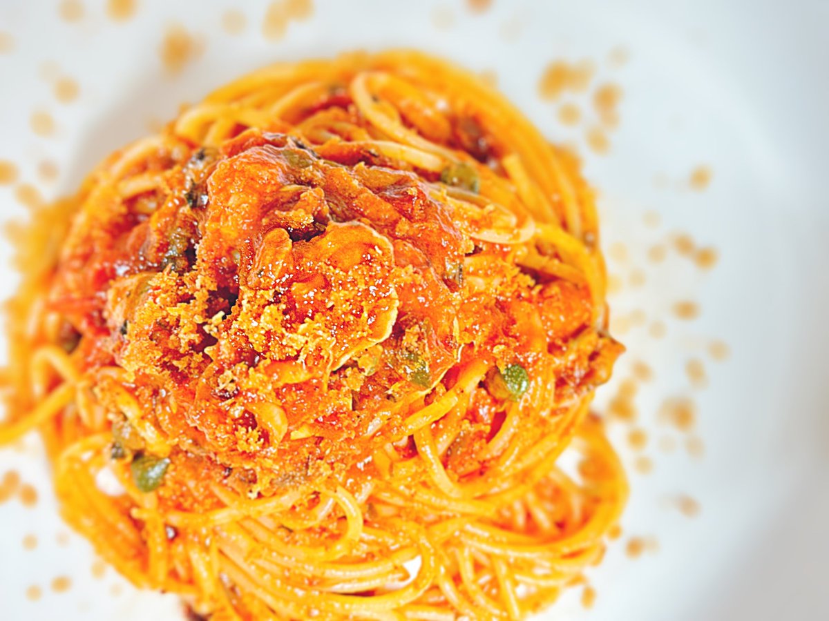 スパゲティ プッタネスカ
モリーカトッピング

イタリア語で
パン粉(パンの白い部分、パンくず）は、「 mollica（モリーカ）」
と言うそうです😊

#パスタ 
#パスタ部 #パスタ好き #おうちパスタ #pasta #spaghetti #italianfood #pastalover #food #foodpic  #poverello 
#mollica #Puttanesca