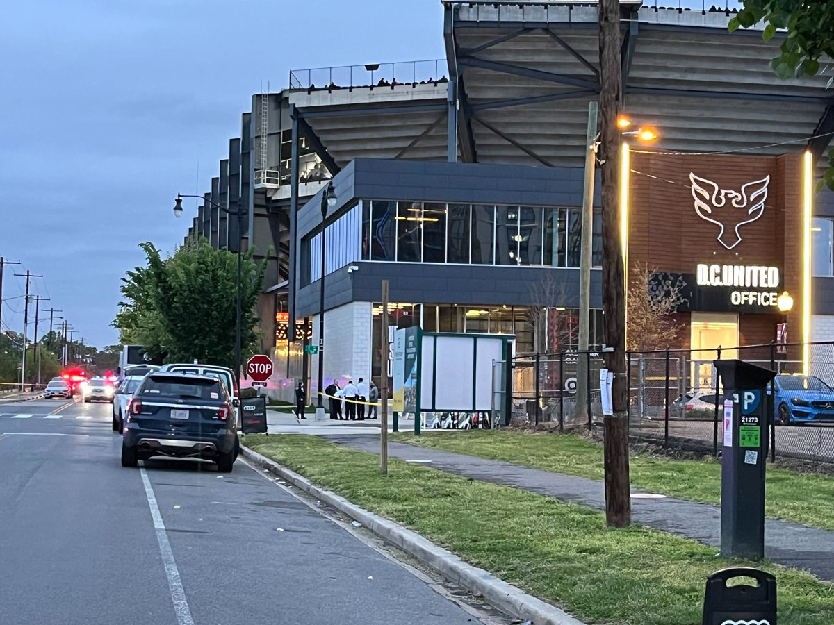 #Breaking Man stabbed near Audi Field on the 100 block of T Street SW at 6:27pm. He was transported to a local hospital and pronounced dead. There is a suspect detained. Homicide is investigating. #MPD