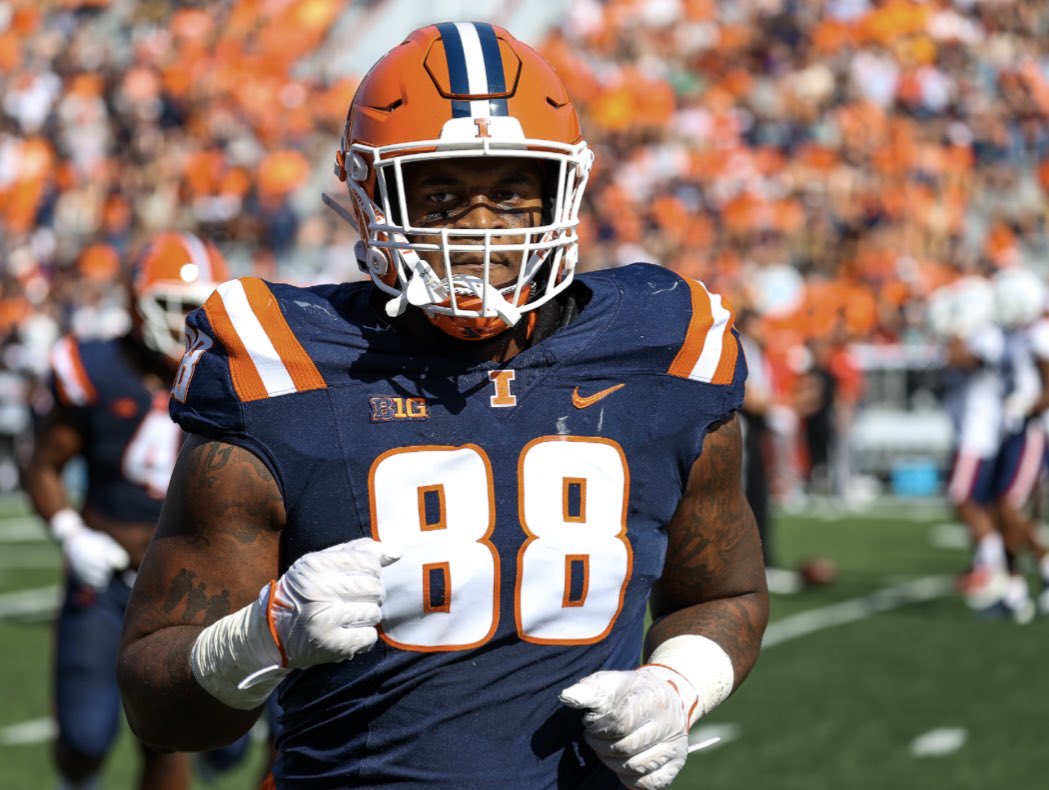 Source: <a href="/IlliniFootball/">Illinois Football</a> DT Keith Randolph is signing with the #Bears. Productive player stays close to home!