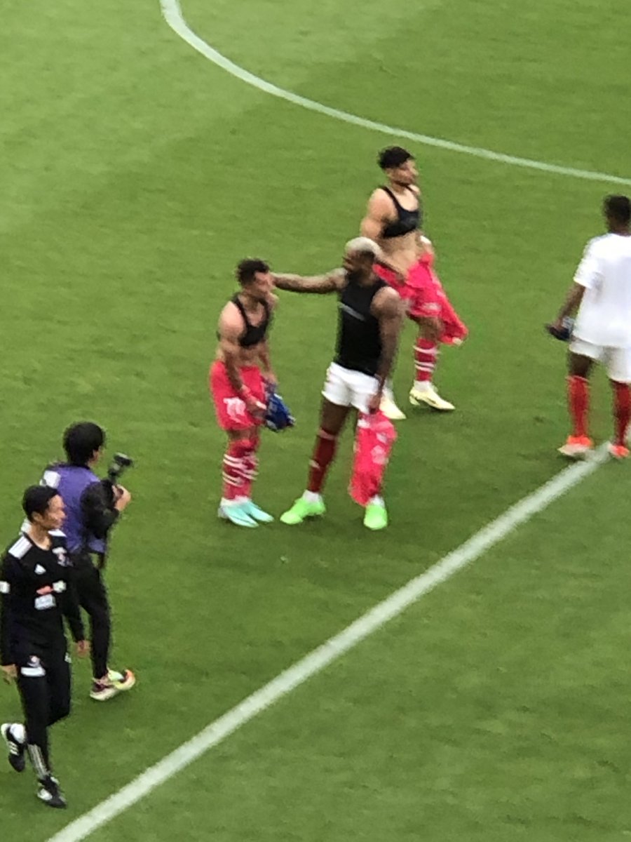試合後ユニ交換するルーカスとアンデルソンロペス。