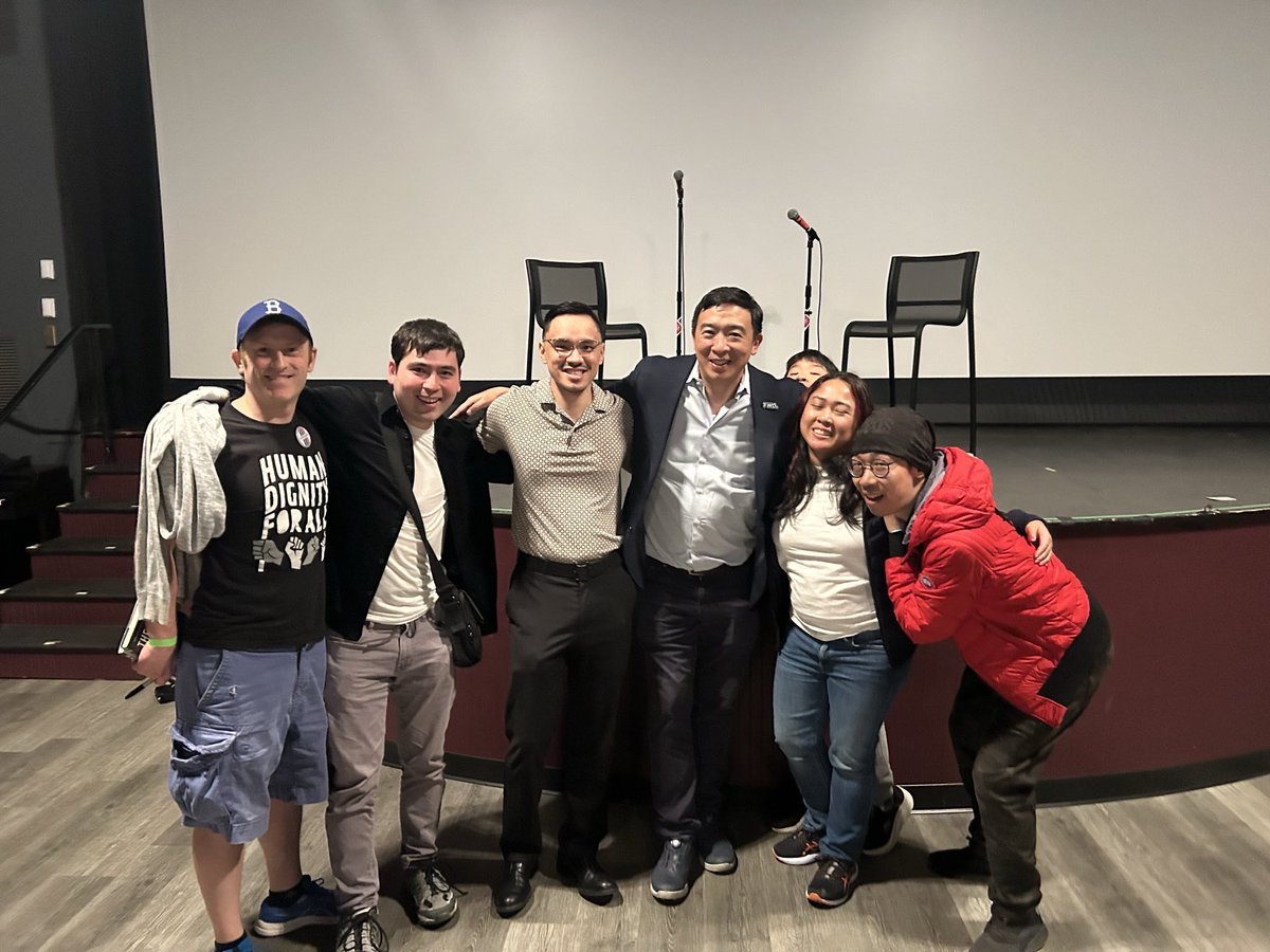 washheights44's tweet photo. A bunch of mostly Queens-based #YangForNY folks & The Boss, 3 years later, getting photobombed by mini-Yang at the inaugural Hudson Valley Ideas Festival!
This was so fun by the way. Canโt wait to see the speaker slate for next year. https://t.co/NkbR5PtTi9