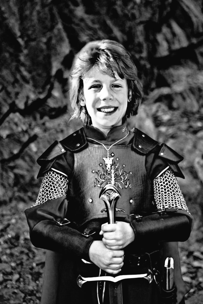 —— ☆ #𝐃𝐄𝐑𝐄𝐊𝐀𝐃𝐄𝐏𝐀𝐑𝐓𝐘

Viene llegando super tarde pero se perdió..  🙄 no le pregunten como llego y menos de donde se robDIGO.. donde consiguió el disfraz.

Lo que si quiere es un abrazó de Jade ( @jewelofopulence ) ella se lo prometió.