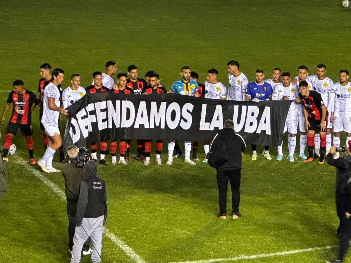 Primeranaciona's tweet photo. 🇦🇷 Los jugadores de Defensores de Belgrano y Atlanta salieron a la cancha con una bandera bajo el lema de: "DEFENDAMOS LA UBA" https://t.co/NaUzNILS5J