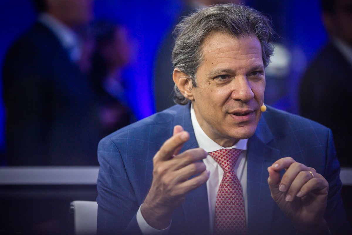 eixopolitico's tweet photo. 🇧🇷 Fernando Haddad, ministro da Fazenda, em entrevista à Folha:

“O desequilíbrio [entre os poderes] é que o Executivo precisa respeitar a Lei de Responsabilidade Fiscal e o Parlamento não. Virou um parlamentarismo que, se der errado, não dissolve o Parlamento, e sim a Presidência da República, e chama o vice”.