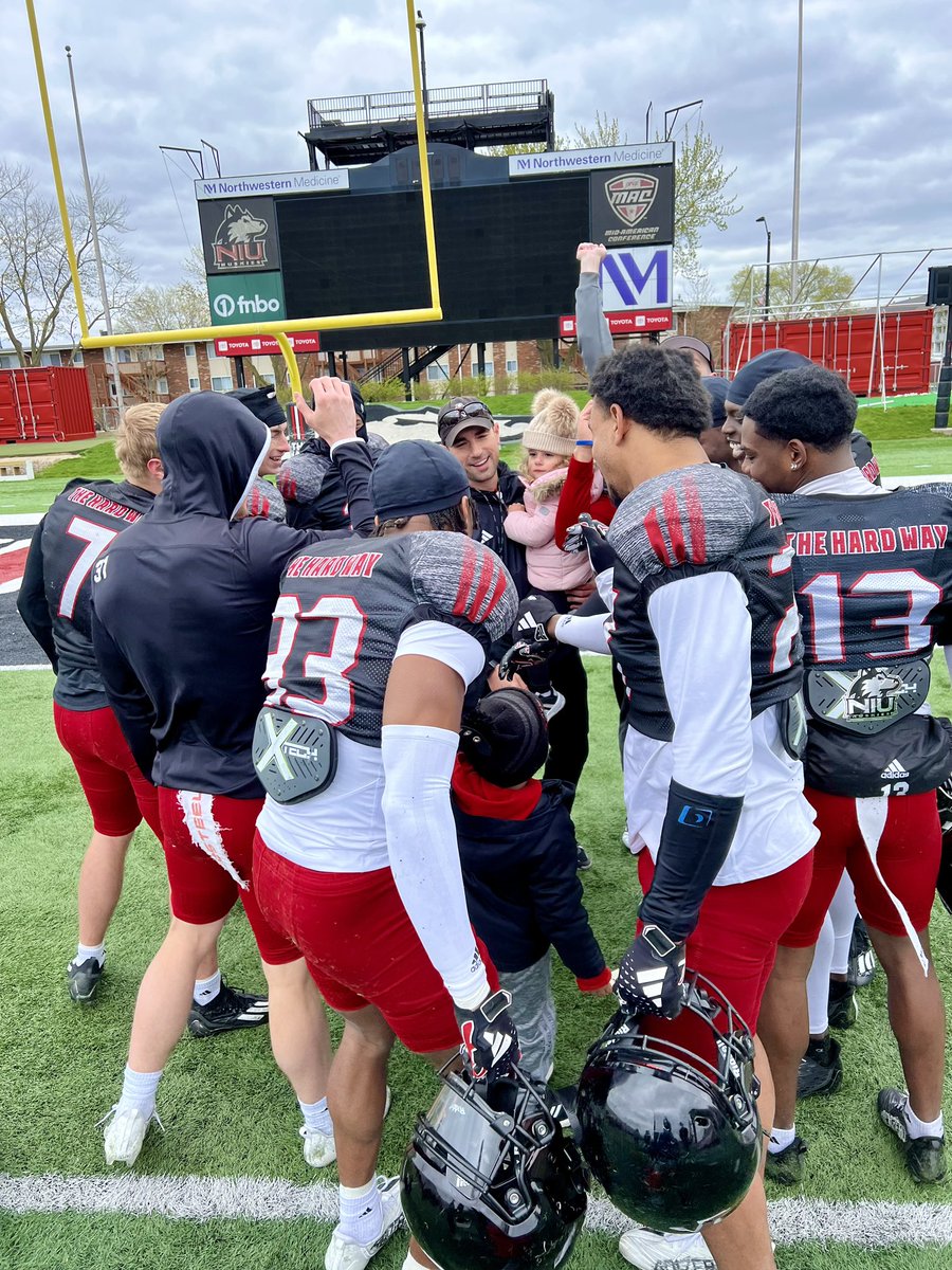 Great to wrap up spring ball today‼️Love the effort, passion and leadership from this unit, defense, and team. Looking forward to the summer and fall! #SOAR #OneMotion #TheHardWay #GoHuskies