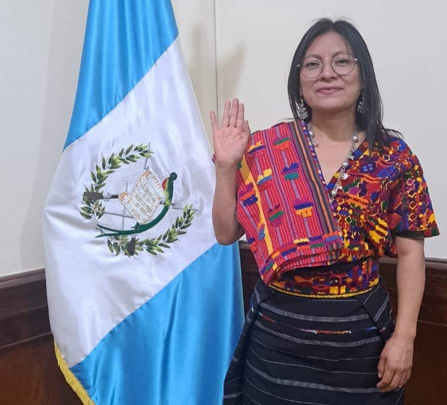 Angelina Aspuac, integrante del Movimiento Nacional de Tejedoras y activista, juramentó como gobernadora de Sacatepéquez el pasado viernes 26 de abril. 📷 @TvIximulew