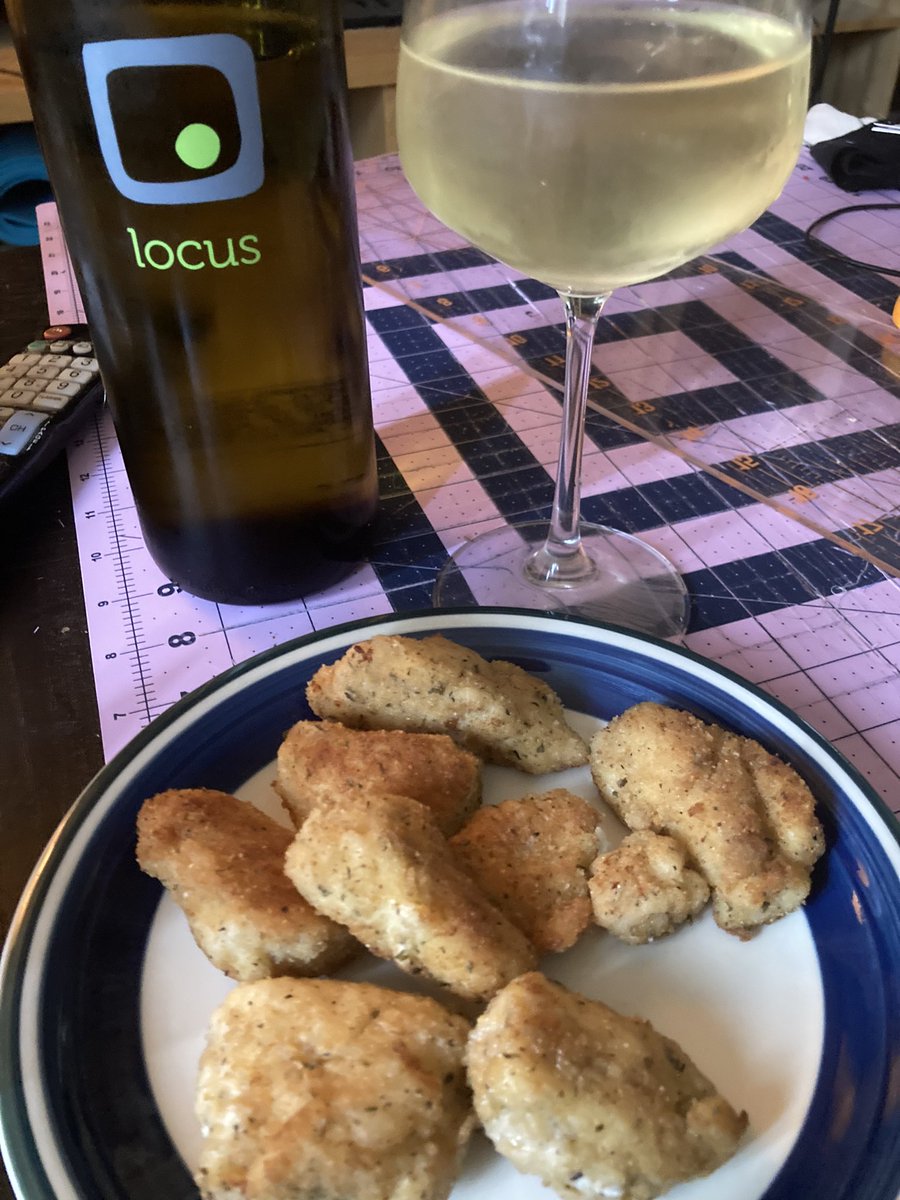 Homemade chicken nuggets and a Semillon/sauv blanc blend from locus.

This is amazing! 

Best dinner! 
#locuswines #wawine #wineislove #whitewine #chickennuggets