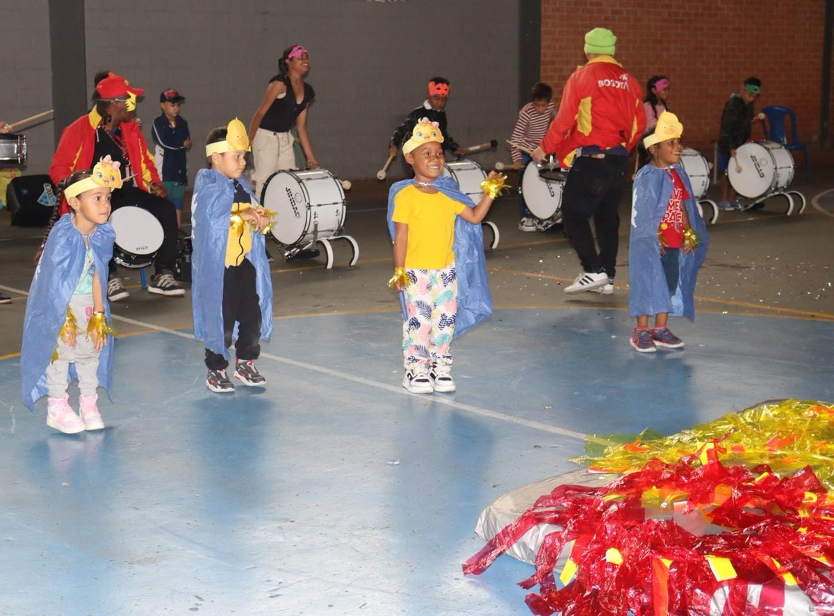 ¡Unidos por la diversión y el aprendizaje! 🎶🥁 Niñas y niños del Centro Abrazar demostraron sus habilidades con el proceso pedagógico musical Jumbao y la batucada, resaltando la importancia del trabajo en equipo y la creatividad en la feria por la niñez. 👏 #EnBogotaYoJuego