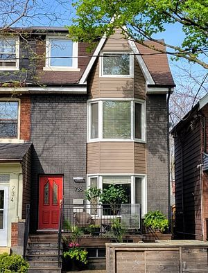 Listing on a 'legal 3-family dwelling' at 736 Crawford St: 'Top floor tenant is month to month. Main floor and basement are Airbnb. Fantastic income!' If the first requirement for a Toronto STR license is it must be your principle residence, this seems blatantly #illegal. 1/2