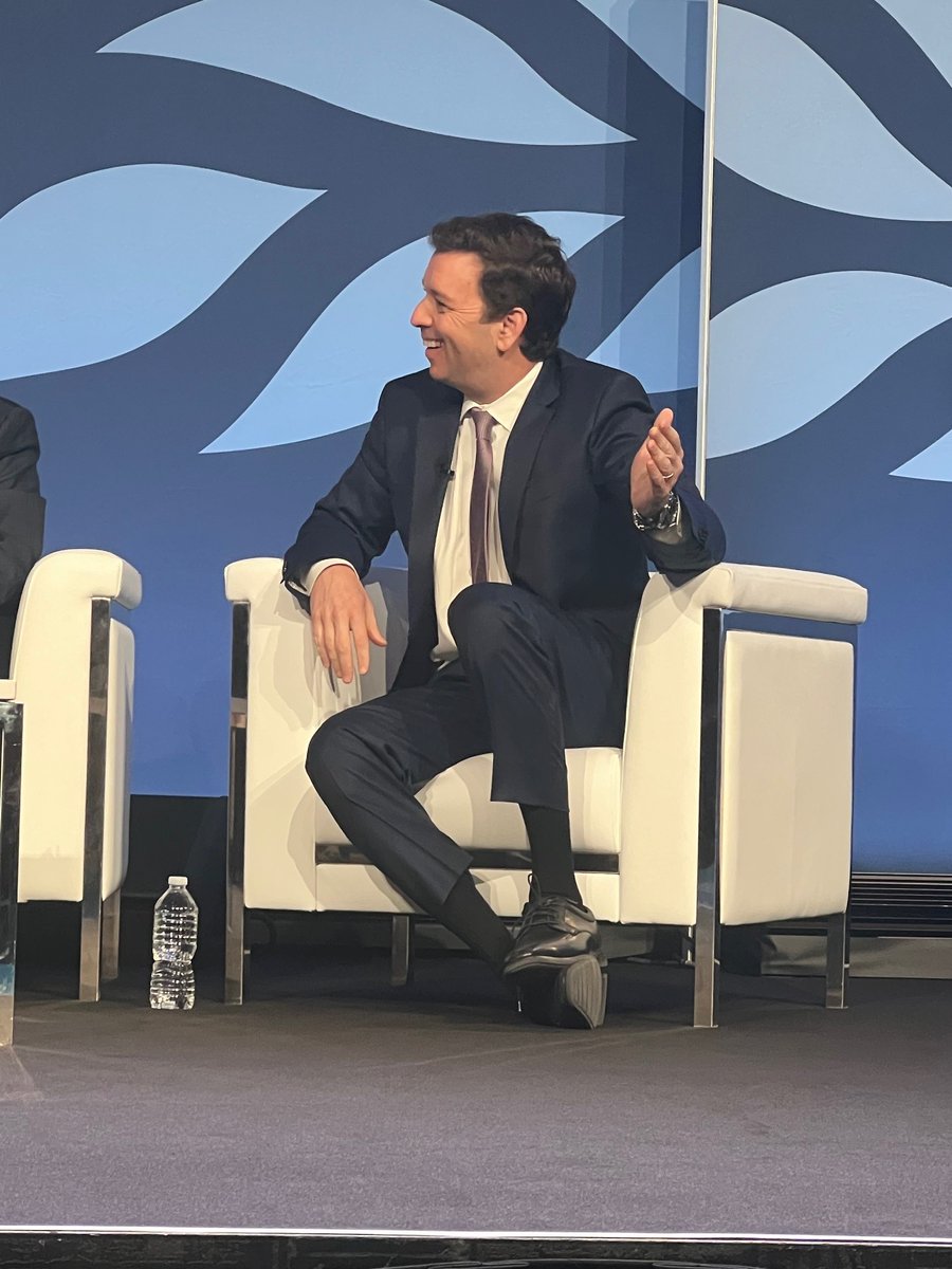 LIVE from #AATS2024 🎤 @AbbottNews CEO, Robert Ford, joined industry peers for an institutional leadership panel to discuss motivating #innovation and change in the world of cardiothoracic healthcare. #CardioTwitter #HealthCare #StructuralHeart