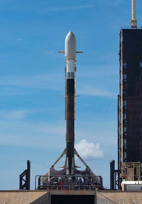 Jenny Hautmann @JennyHPhoto
B1060-20 at the pad ahead of the Galileo launch. Here you can see the grid fins and landing legs have been removed..  4/27/2024