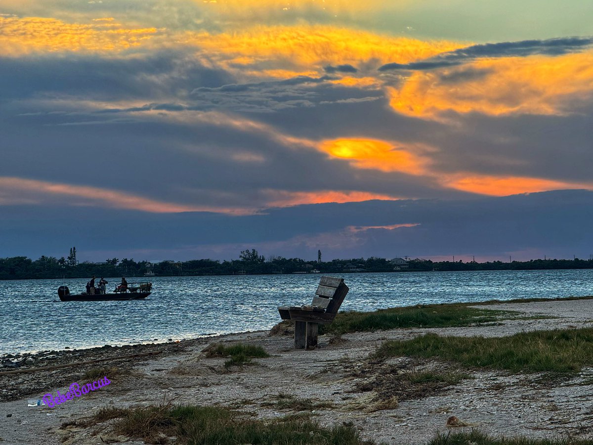 So pretty tonight on Lemon Bay, Manasota Key. 🤩 
 #welivehere  #FLwx #twitternaturecommunity #StormHour #thephotohour #accuweather #weathernation #foxweatherdesk #sunset #sunsetphotography #Florida