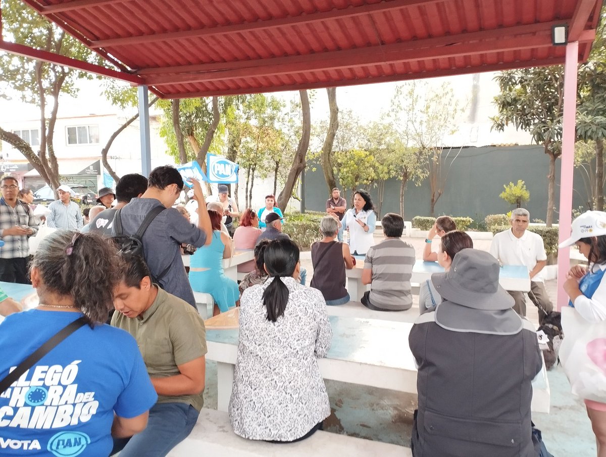JorgeIslasH's tweet photo. Esta tarde acompañé a @MargaretSaldana en recorrido por #Azcapotzalco. Gran recibimiento y organización de los vecinos. #VamosPorMas https://t.co/j2FLI1RDDm
