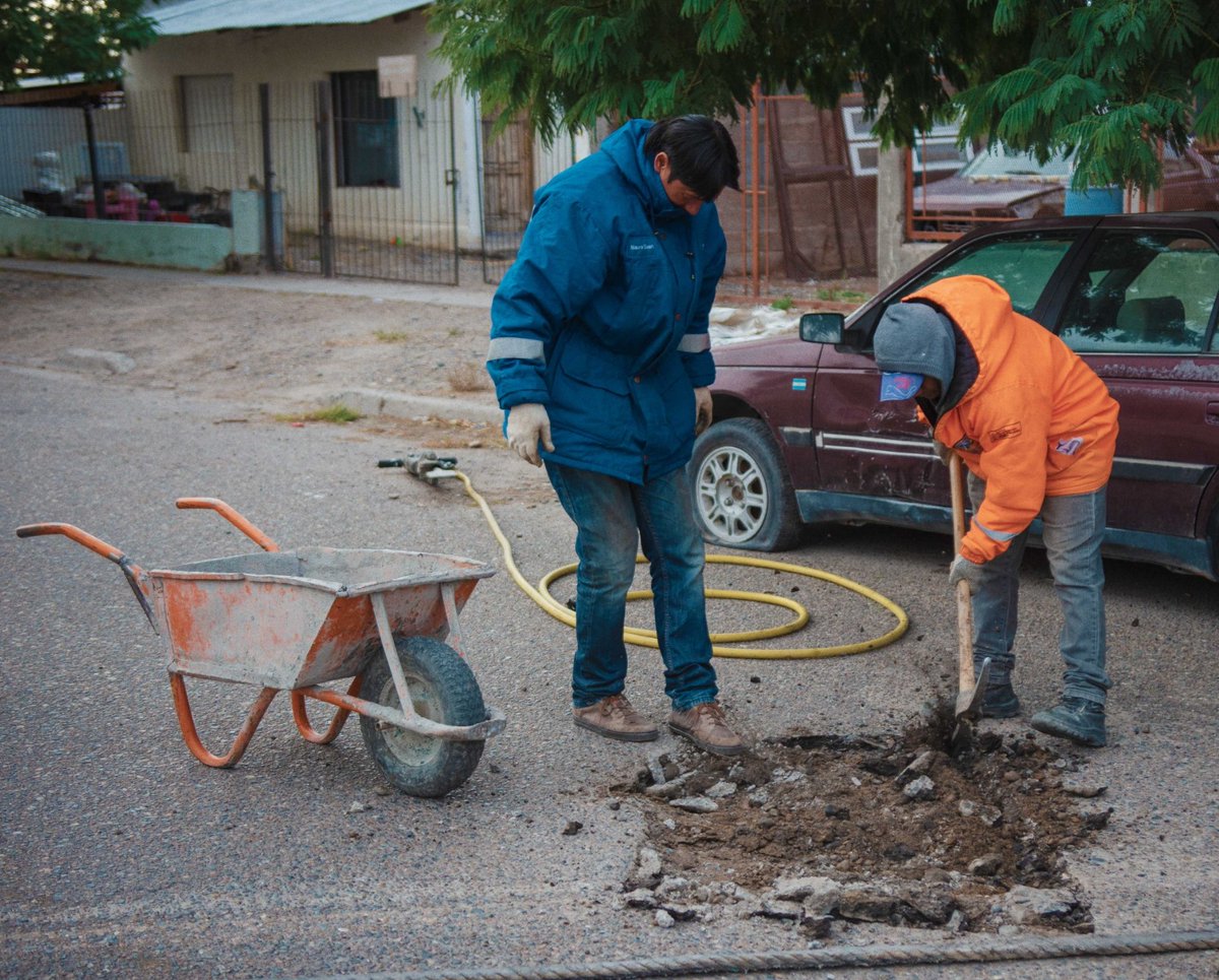 OBRAS PÚBLICAS AVANZA CON LA REPARACIÓN DE CALLES ✅️ En esta oportunidad, la cuadrilla perteneciente a la Secretaría de Obras y Servicios Públicos de la Municipalidad de Rawson se encuentra realizando trabajos en la calle Congreso Nacional.