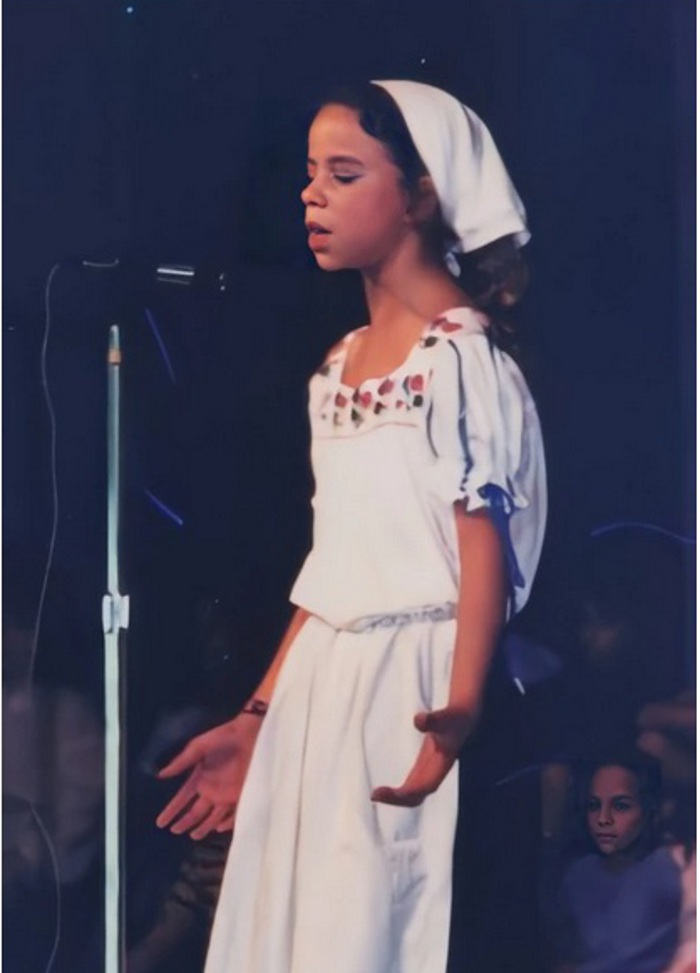 gillesakacake's tweet photo. Lil' @MariahCarey as Hodel in "Fiddler on the Roof" performing "Far from the Home I Love" at Usdan Arts Camp &amp; getting flowers from her dad 🥰,when everyone saw her with her Black father she never got another role at that camp again 😢 and now she's selling out concerts WW !! 👑 https://t.co/W3MHX8JNKV