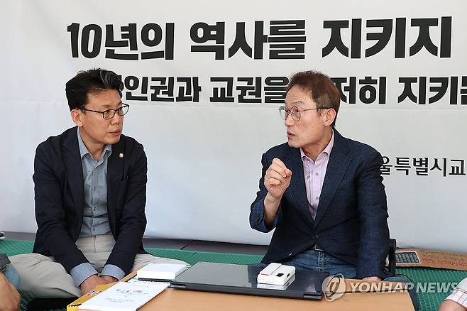 어제(4.27) 오후 72시간 천막농성을 벌이고 있는 조희연 서울시교육감을 찾아뵈었습니다. 

조희연 교육감은 서울시의회가 학생인권조례를 폐지한 데 항의하며 농성을 하고 있습니다.

국민의힘이 주도하는 서울시의회는 교육계는 물론 시민의 의견을 충분히 수렴하지 않은 채 학생인권조례를