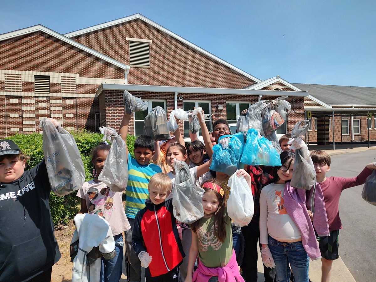 After learning about different ways to take care of the Earth, Mrs. Oberlander’s 3rd graders did a trash pickup around the school.  🌎🌲 #onechatham #dragonsonfire