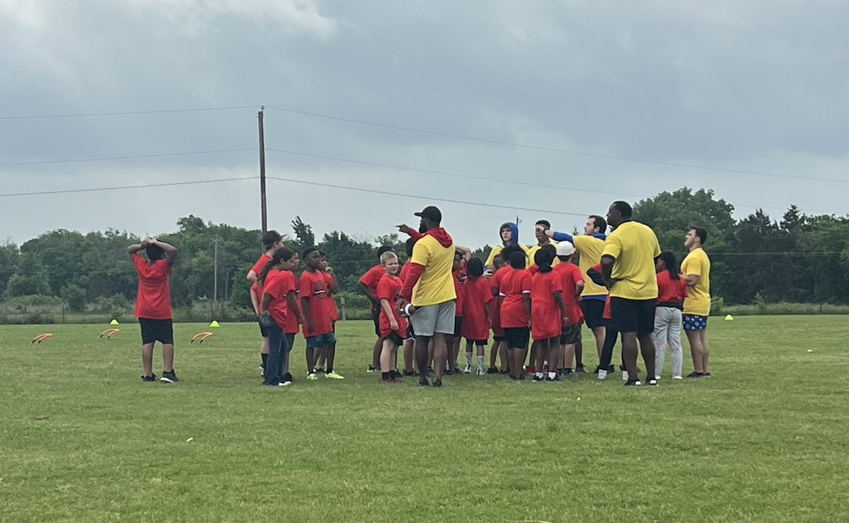Thank you to @KelvinBeachumJr & his team for allowing me to work with them on this year's Flag Football Camp! Mexia, TX is an amazing & welcoming community. Shout out to the @SMUFB players & coaches that came out & volunteered! So fun working with these young athletes! #PonyUp