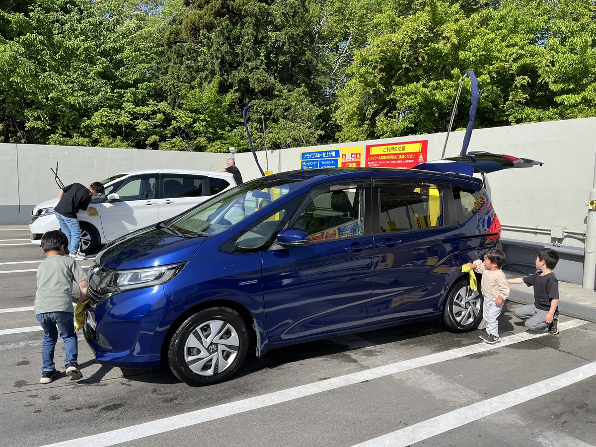 朝から子ども達と洗車してきました。ピカピカになりました！🚗✨