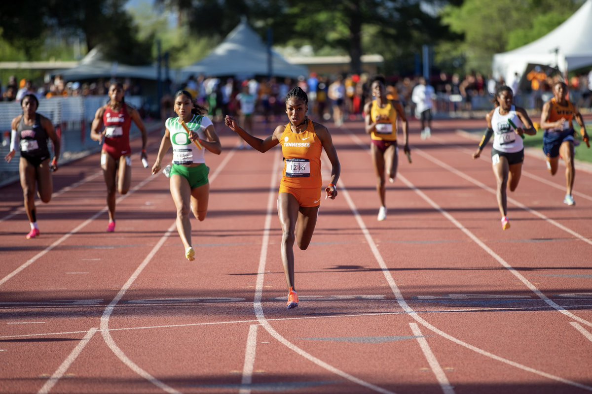LADY VOLS ON TOP 🗣️

Our women’s 4x1 improves their 𝙘𝙤𝙡𝙡𝙚𝙜𝙞𝙖𝙩𝙚 𝙡𝙚𝙖𝙙 + 𝙨𝙘𝙝𝙤𝙤𝙡 𝙧𝙚𝙘𝙤𝙧𝙙 with a time of 42.52 at the Desert Heat Classic! 🔥

#GBO #NCAATF