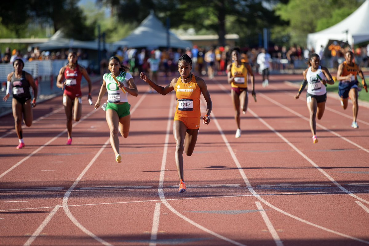 LADY VOLS ON TOP 🗣️ Our women’s 4x1 improves their 𝙘𝙤𝙡𝙡𝙚𝙜𝙞𝙖𝙩𝙚 𝙡𝙚𝙖𝙙 + 𝙨𝙘𝙝𝙤𝙤𝙡 𝙧𝙚𝙘𝙤𝙧𝙙 with a time of 42.52 at the Desert Heat Classic! 🔥 #GBO #NCAATF