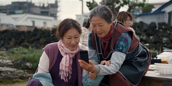 우리들의 블루스 보는데
김혜자, 고두심 배우 첫 등장 씬에서 마음이 먹먹해지네요.

긴 대사도 아니고 아주 짧은 못짓과 표정 하나로 이렇게 사람 마음을 흔들수 있다니요.

정말 세월의 내공은 무시무시합니다.

더 오래 건강하게 많은 연기 보여주세요.