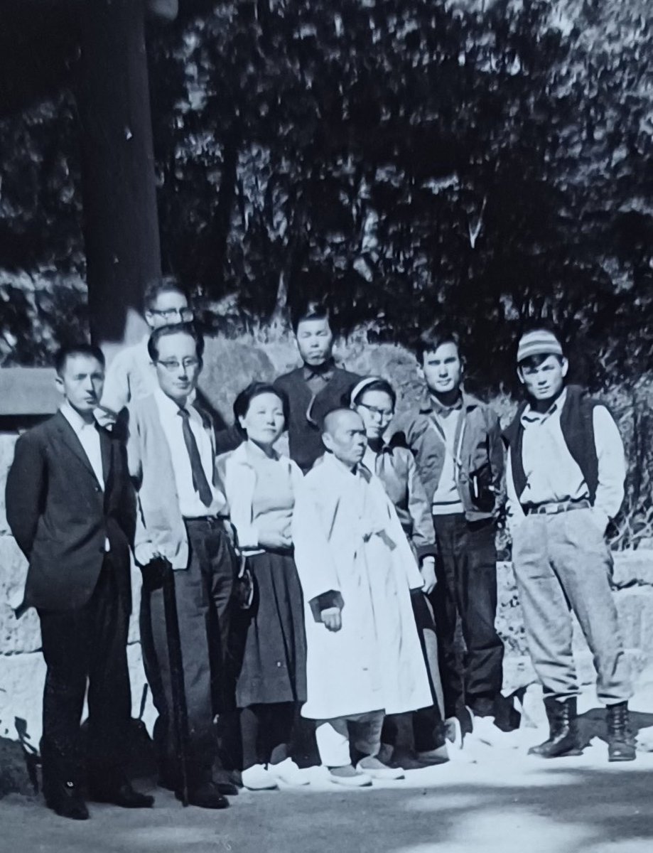 actormoon's tweet image. 문익환 목사 옛 사진, 찾습니다!
(설교 강연 녹음도 찾습니다)

어제 ‘통일의집’ 박물관을 찾으신 김대선 목사님께서

“나는 한신대 58학번, 등산부장이었는데, 목사님과 등산 많이 다녔다” 시더니...

사진을 보내주셨습니다. 고맙습니다.

*1963.10 (문목 나이 45살) 강화도 마니산, 수문사 갔을 때.