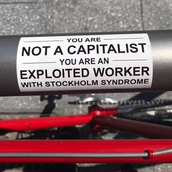 'أنت لست رأسمالي، أنت عامل مُستغَل مصاب بمتلازمة ستوكهولم' شوهدت في أوكلاند، نيوزيلندا.