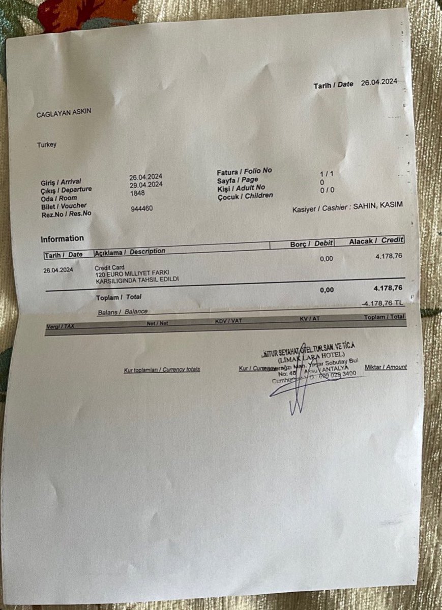 Türk olmanın bedeli!

Bir Türk vatandaşı Antalya Limak Lara Hotel'e daha ucuz olduğu için İngiliz web sitesi üzerinden rezervasyon yaptırıyor.
Müşterinin Türk olduğunu fark eden otel 120 Euro (4178 TL) 'milliyet farkı ücreti' tahsil ediyor.