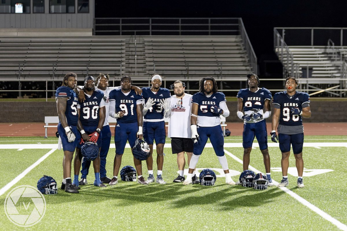 CoachStuCoggins's tweet photo. First spring down with @smccfootball! Very proud of the work this group has put in!! Excited for what is to come! #ComeToTheSouth https://t.co/Y4o5YROmaK