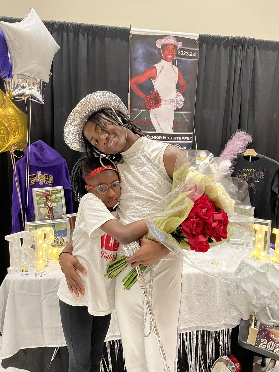 msangelahodges's tweet image. Talk about impact! As we watched the Senior @CHHSHighstepper (s) retire their hats, I saw @samanthamhodges become sad. Oh but  when she saw these two here, she CRIEEED! This shows the type of impact they had on her! I’m here for it!