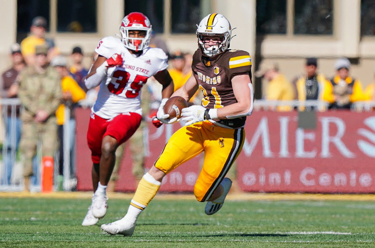 BREAKING: Wyoming tight end Treyton Welch is signing with the Cleveland #Browns, his agent @nathanshack19 tells @_MLFootball. Half of #NFL teams made offers to Welch, league sources says.