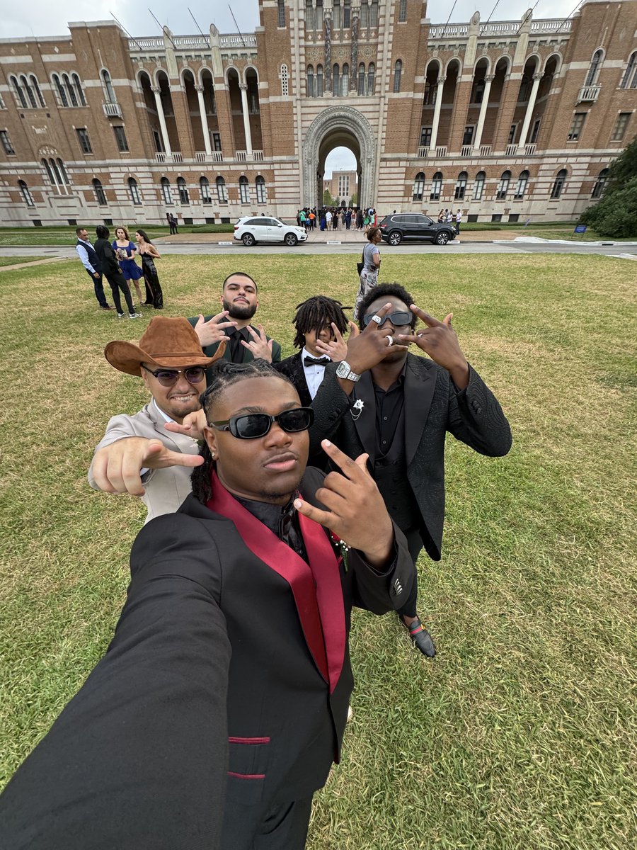 We ran into some Spartans on the Rice campus today taking pics. To all our friends going to Prom tonight, we hope you have a SAFE, fun time. We love you way too much to lose anyone tonight. 

Now go make some epic memories! 🧡💙

#SpartanNation #WeAre7L
