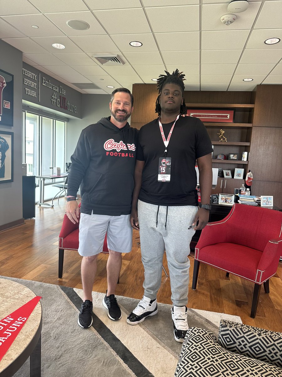 #AGTG after a great visit and talk with @michaeldes1 and @CoachBryantRoss I and blessed to receive an offer to @RaginCajunsFB to further my academic and playing career @CoachJosephFB @HightowerFB @coachanthony46 @CoachDHarvey1 @CoachStoker_