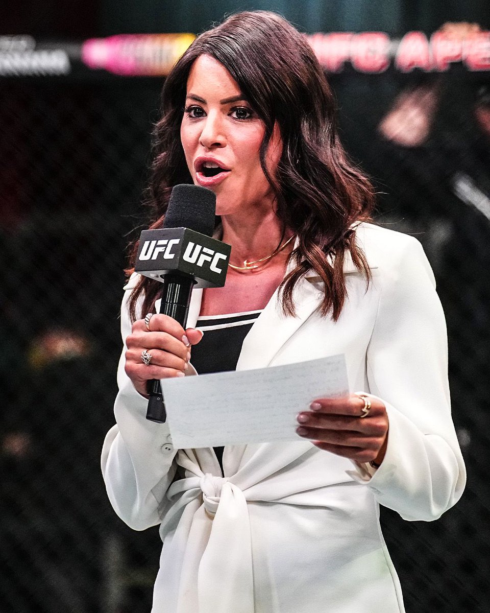 Charly Arnolt just became the first female Octagon announcer in UFC history 👏