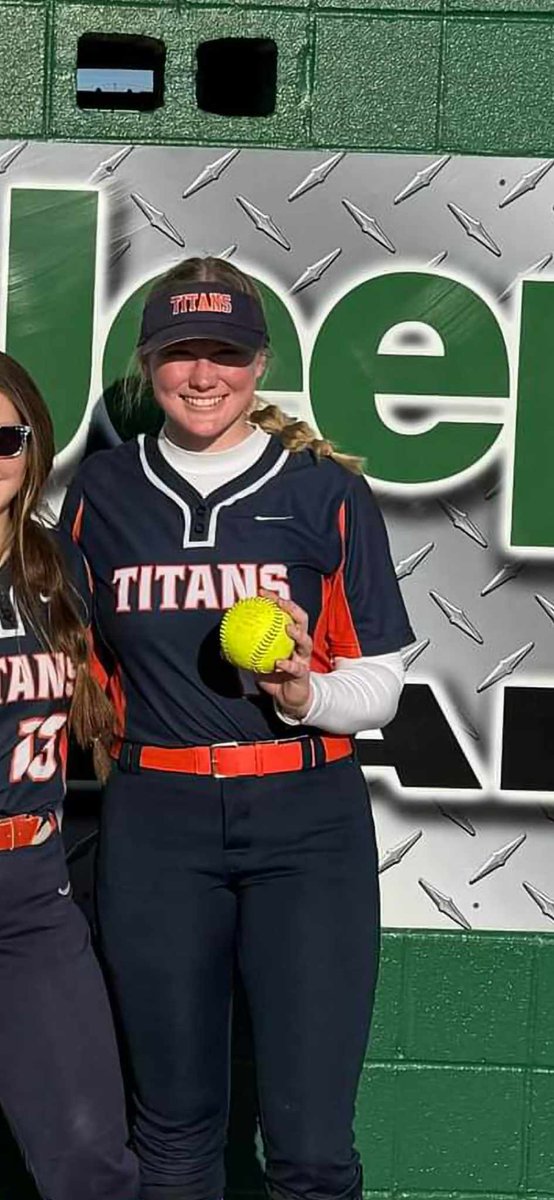 LadyPitbulls's tweet photo. Congratulations to 16U's Ashley Poindexter as she went yard for Berea-Midpark against Amherst. Nice job Ashley!! https://t.co/fdIkNpAwky
