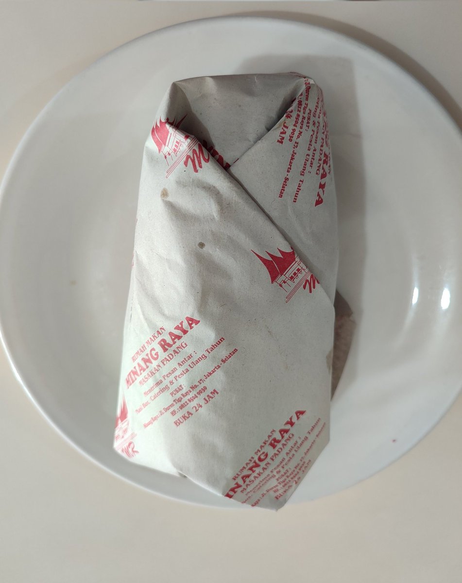 Pagi2 taragak nasi padang , langsung ka RM Padang terdekat, bungkus tapi makan ditempat,siapa yang pernah coba? 
Ada yang bisa tebak lauknya apa aja? Yang jelas ga cukup 1, ndak sero kok ciek se nyoo <a href="/jonnedi/">Jonnedi Tanjung ❤ 🇮🇩</a> <a href="/shofwim/">Shofwim Shofwan</a> <a href="/arieparikesit/">#KelanaRasa</a> <a href="/MrETCentre/">mretcentre_indonesia 𝕏</a>