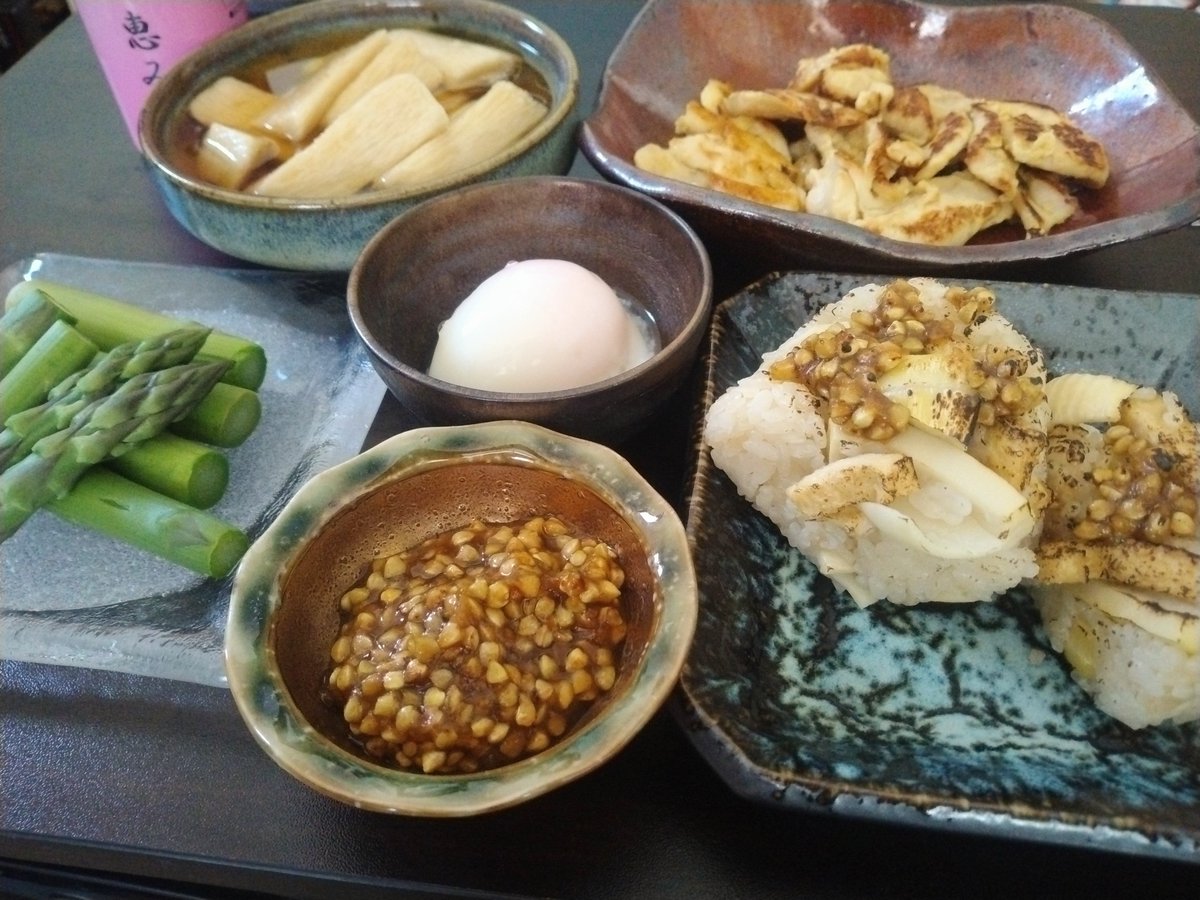 朝ごはんはfukunomo御膳にしてみた😁  配信で話していたそば味噌焼おにぎり美味しそうだったので筍ご飯で作ってみました💃
#fukunomo
#せんちゃんず