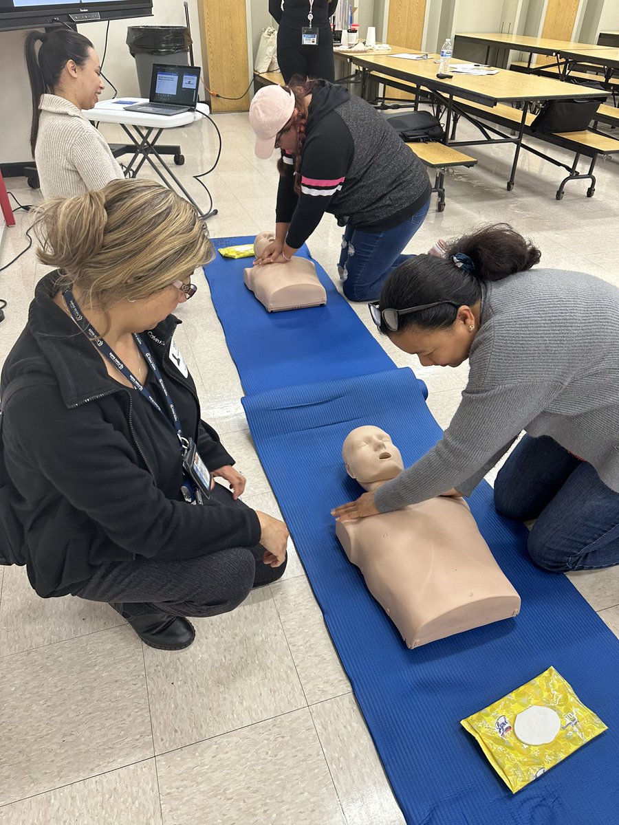 The @RorimerRoyals ELAC parent group had an interactive/hands-on CPR session. TY @RowlandUSDFRC for scheduling & organizing great sessions for our parents! @rusdkids @SpecProjRUSD @_JulieMitchell_ @Alex_Flores__ @David4RUSD @Erik4RUSD @Kevin_Hayakawa @RowlandSchools