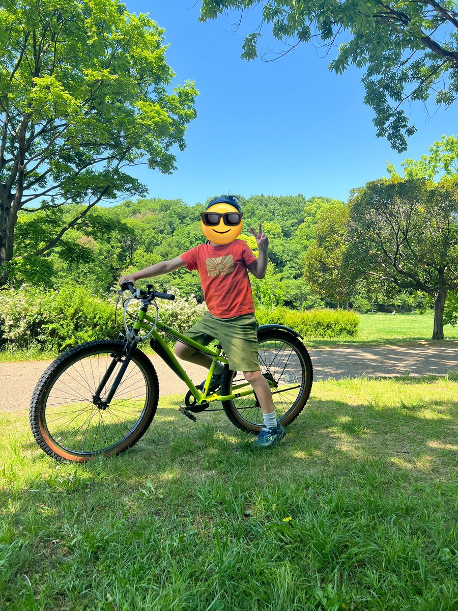 先週おばあちゃんに買ってもらった26インチの自転車。
大きくなりましたな。