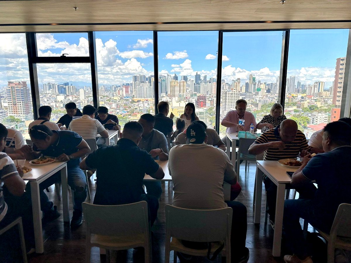 Feast your eyes on this view over the city on a sunny day...WOW 👀🇵🇭 And with this inspirational outlook as their backdrop, the AXXAZ team and new crew enjoy lunch together at our new office in Pasay, Manila 🏙️ How wonderful to see the world from this 'birds eye' perspective!