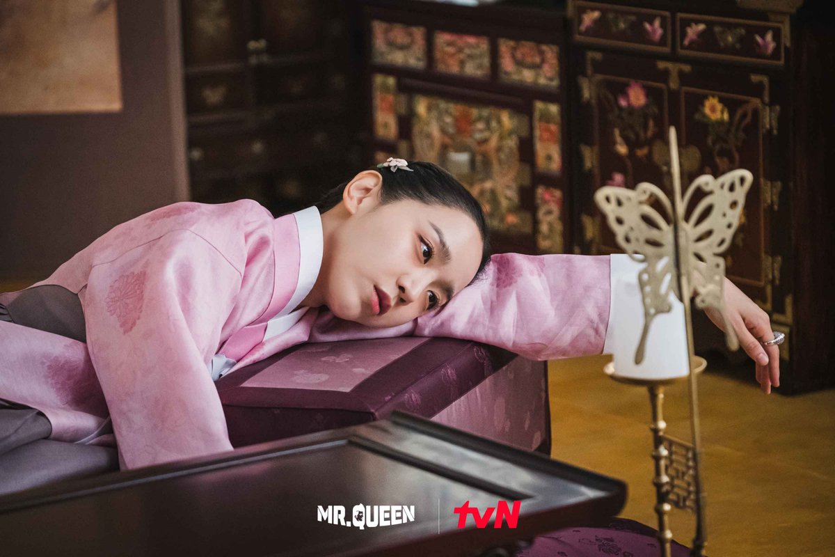 Mood be like Queen So-young because..it’s Monday tomorrow.. 🥴

#철인왕후 #MrQueen👸🏻 #KDrama #BestKoreanEntertainment #ShinHaeSun #KimJungHyun #BaeJongOk #KimTaeWoo #SeolInAh #NaInWoo #ChaChungHwa #KimInKwon #YooMinKyu #LeeJaeWon #ChoiJinHyuk #YooYoungJae #ChaeSeoEun