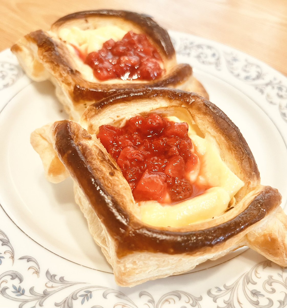 息子とお菓子作り🍓
盛大に焼きすぎたw
映えないw

最近ブリベイ(英国のお菓子作り番組)
を息子も観てて
ペイストリーやりたい！というので...

わりと層ができたんだけど
薄すぎて破れたり、焼きすぎたりしたので
今度は無難にパイシート買いまーす〜

作るの２時間食べるの5分😇